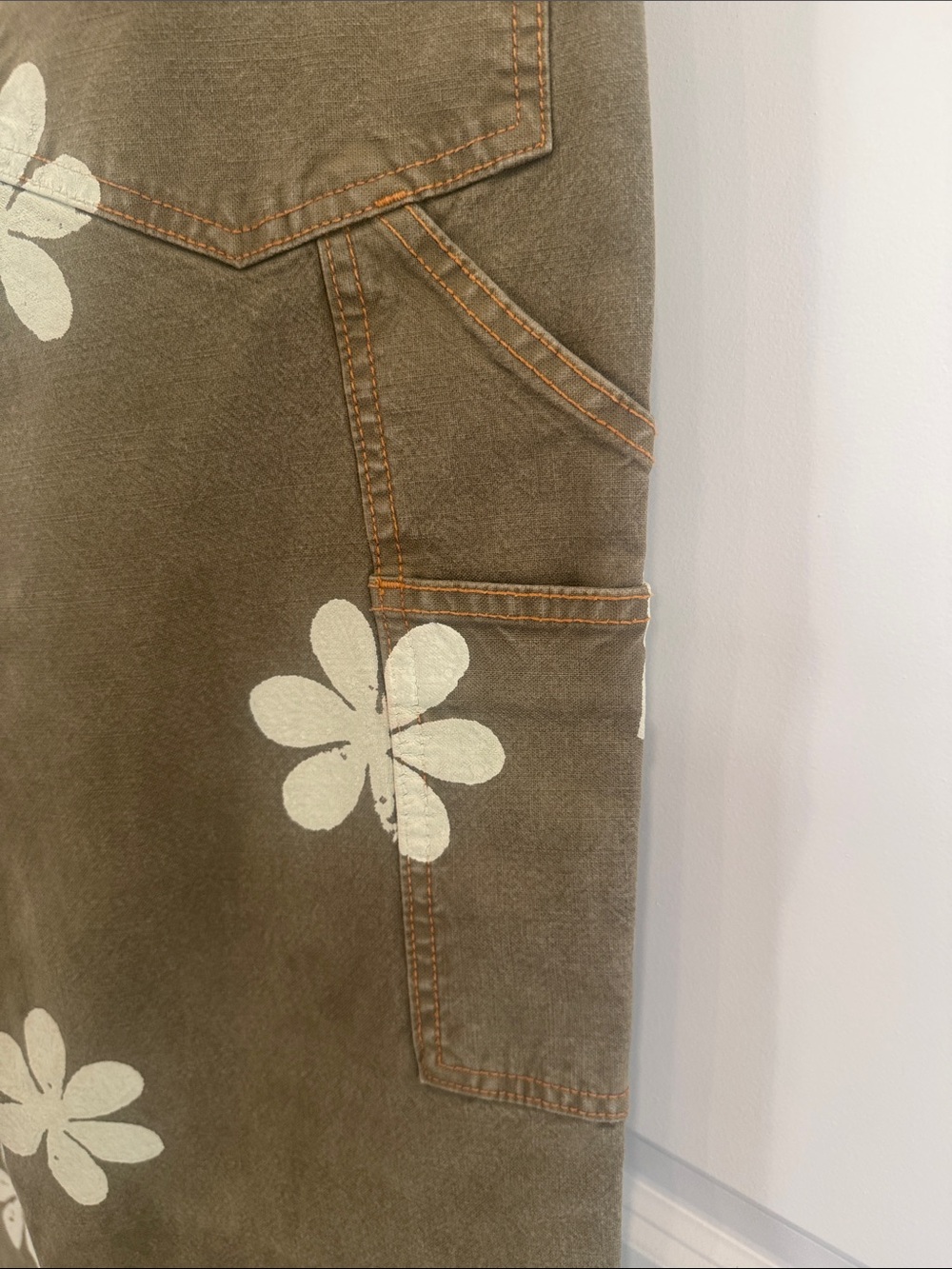 THE GREAT. Olive green painter-style pants with white daisy motifs - Picture 7 of 9